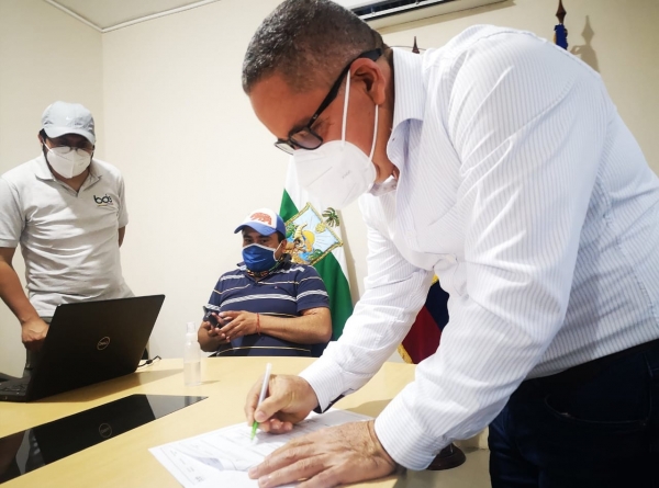 Alcalde Saldarriaga firmó acta de trabajo de construcción de alcantarillado sanitario y rompe olas