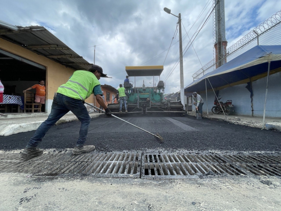 Más de 500 metros de carpeta asfáltica en calle Ecuador