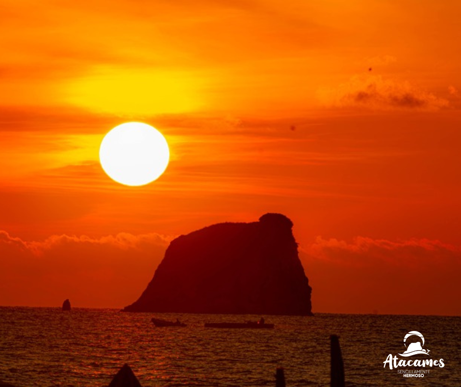 Atardecer sobre la playa de Atacames, con el sol descendiendo en el horizonte del océano Pacífico