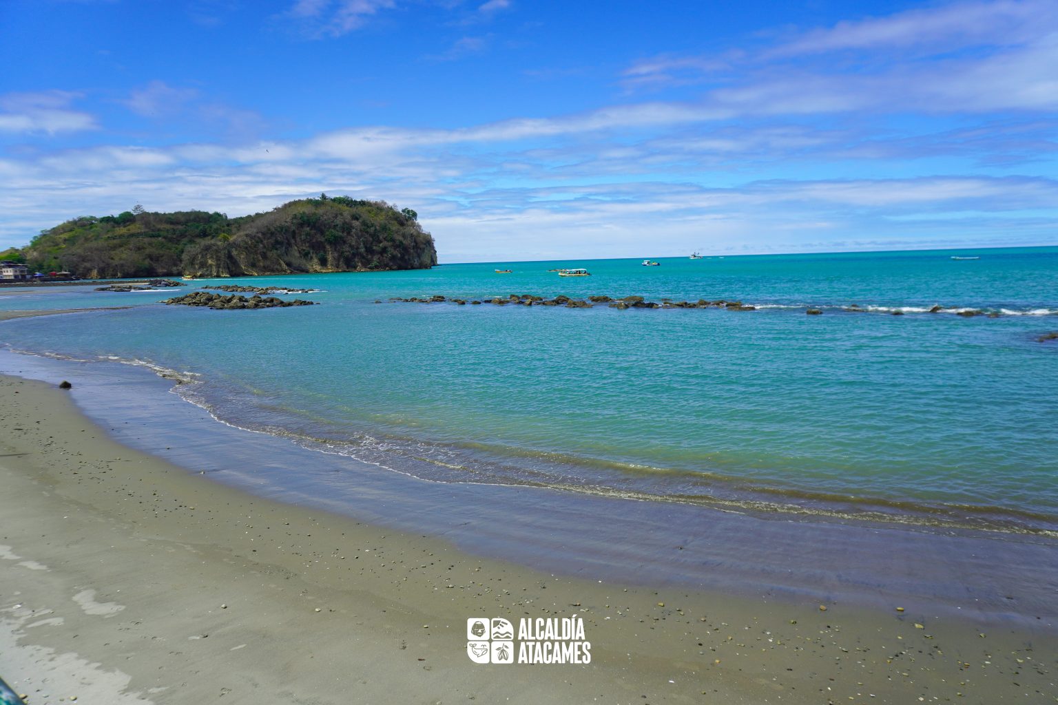 Bahía de Súa, protegida entre acantilados y de aguas tranquilas